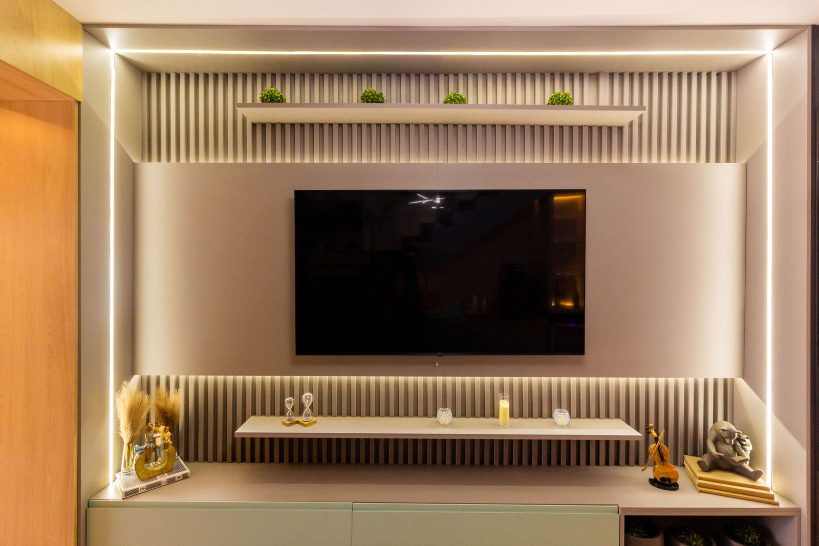 Sala de TV com painel planejado