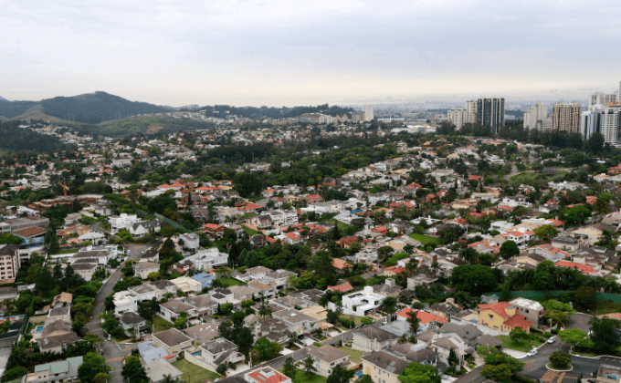 Vista panorâmica de Alphaville, São Paulo, destacando o bairro residencial tranquilo e arborizado, onde a Zogbi Móveis Sob Medida cria projetos exclusivos de mobiliário.