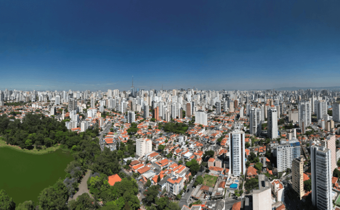 Vista aérea da Zona Leste de São Paulo, com extensas áreas residenciais e comerciais, onde a Zogbi Móveis Sob Medida oferece soluções de móveis planejados
