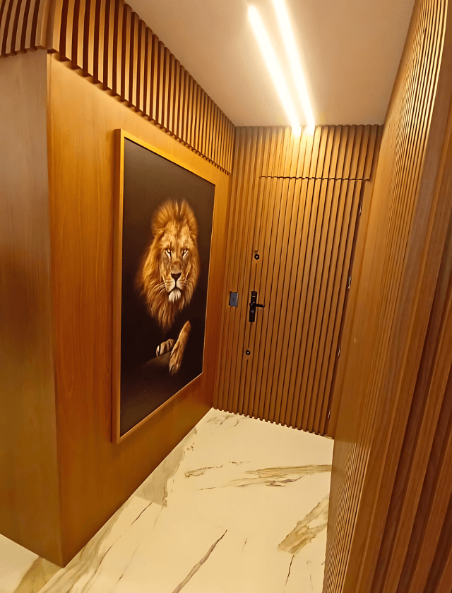 Espaço interno da Zogbi Móveis Sob Medida com parede de ripas de madeira e um quadro grande com a imagem de um leão.
